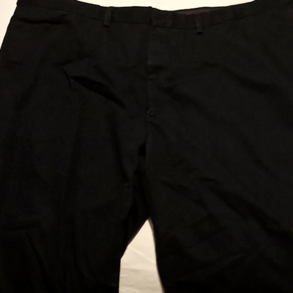 Haggar blk khakis sans a belt 44/30